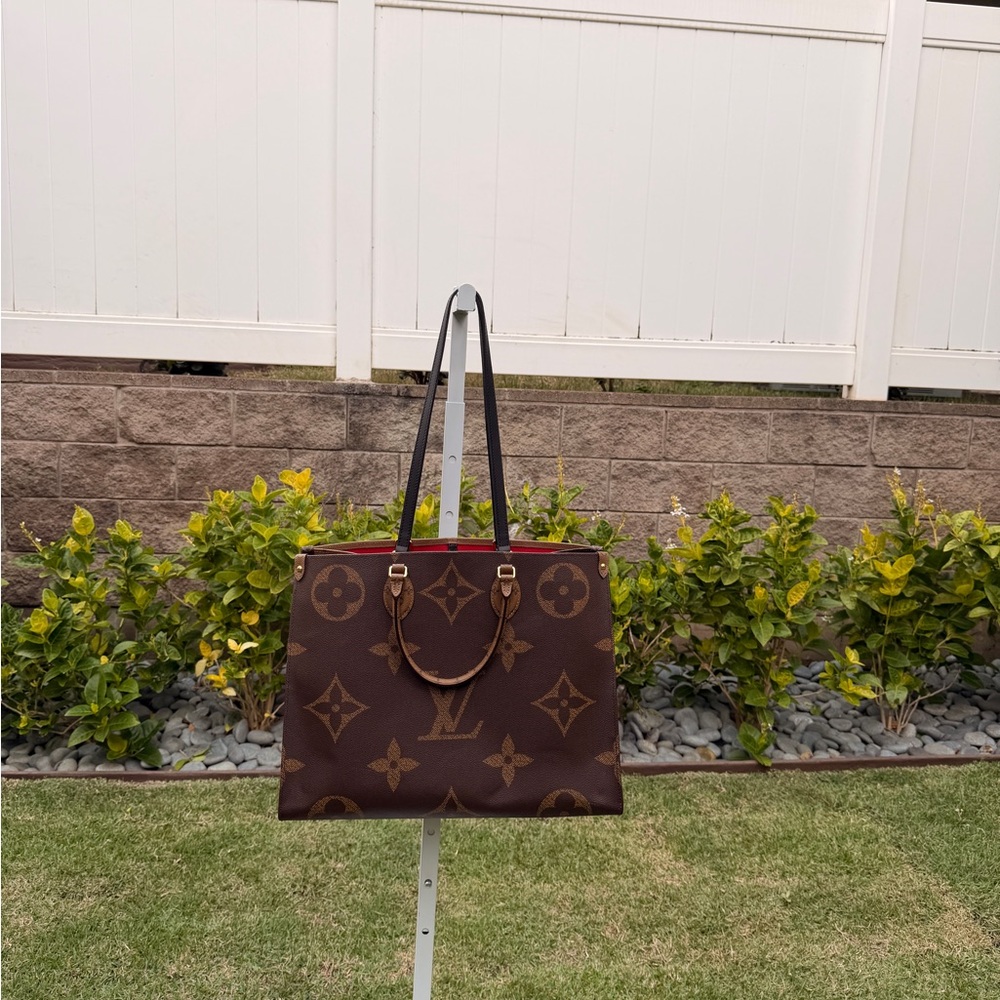 Louis Vuitton Onthego GM Monogram Giant/ Monogram Reverse Canvas Tote - Picture 4 of 11